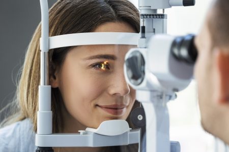 Untersuchung des rechten Auges einer Patientin mit dem Irismikroskop