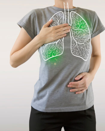 Eine Person demonstriert Atemtherapie, indem sie eine Hand auf ihrer Brust hält, die mit einer grafischen Darstellung der Lungen bedeckt ist. Das Bild symbolisiert das Training und die Stärkung der Lungenfunktion, eine wichtige Technik in der physiotherapeutischen Praxis.